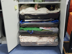 Stoffe, Kleider, Perücken und vieles mehr