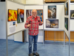 Thomas Oppolzer vor seinen Bildern