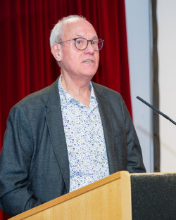 Kurator der Ausstellung Walter Dickmanns