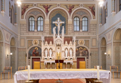 Hochaltar, Kreuzigungsgruppe aus Carraramarmor