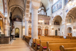 Seitenschiff mit Rundbogenarkaden