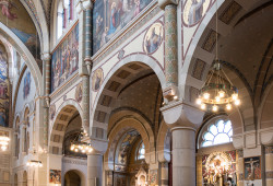 Rundbogenarkaden zum Seitenschiff mit Gemäldezyklus "Heilige Familie"