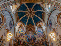 Chorraum mit Monumentalgemälde "Heilige Familie"