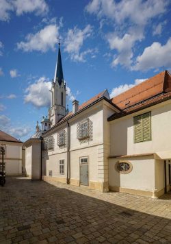 rechts der maria-theresianische Übergang nach Schönbrunn