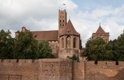 Hochschloss mit Marienkirche und -mosaik